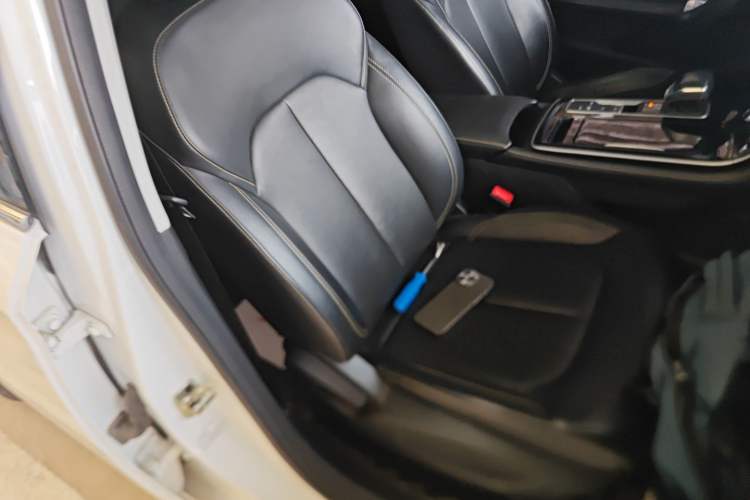 Used Roewe i6 MAX New Energy 2022 EV 500 Grand Touring Edition with Sunroof Right Front Seat