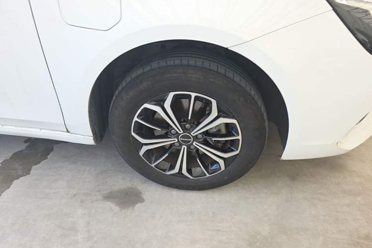 Used Roewe i6 MAX New Energy 2022 EV 500 Grand Touring Edition with Sunroof Right Front Wheel Hub