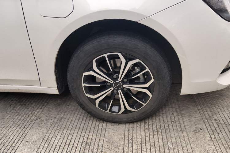 Used Roewe i6 MAX New Energy 2022 EV 600 Grand Touring Edition with Skyroof Right Front Wheel Hub
