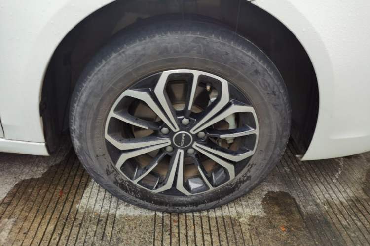Used Roewe i6 MAX New Energy 2022 EV 600 Grand Touring Edition with Skyroof Right Front Wheel Hub