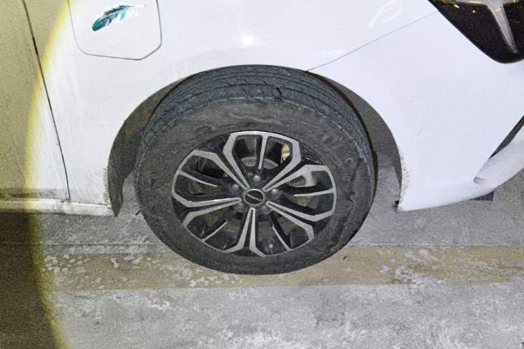 Used Roewe i6 MAX New Energy 2022 EV 500 Grand Touring Edition with Sunroof Right Front Wheel Hub