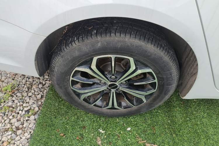 Used Roewe i6 MAX New Energy 2022 EV 600 Grand Touring Edition with Skyroof Right Rear Wheel Hub