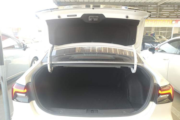 Used Roewe i6 MAX New Energy 2022 EV 500 Grand Touring Edition with Sunroof Trunk