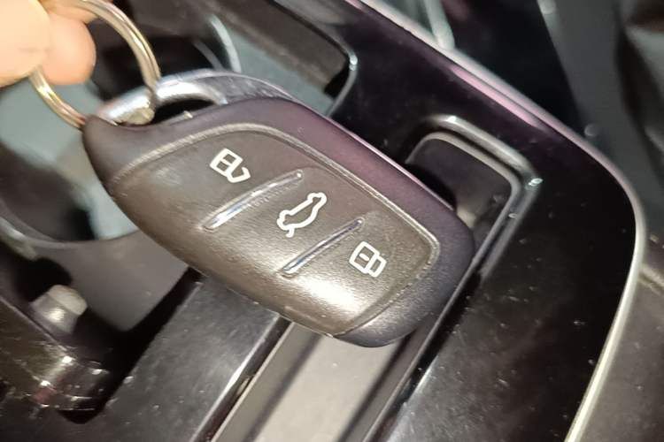 Used Roewe i6 MAX New Energy 2022 EV 600 Grand Touring Edition with Skyroof Vehicle Key