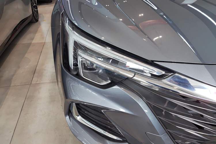 Used Roewe i6 MAX New Energy 2023 EV 500 Grand Touring Edition for Key Clients Right Front Headlight
