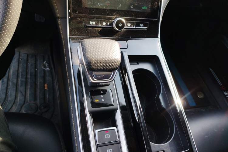 Used Roewe i6 MAX New Energy 2023 EV 500 Grand Touring Edition for Key Clients Gear Lever