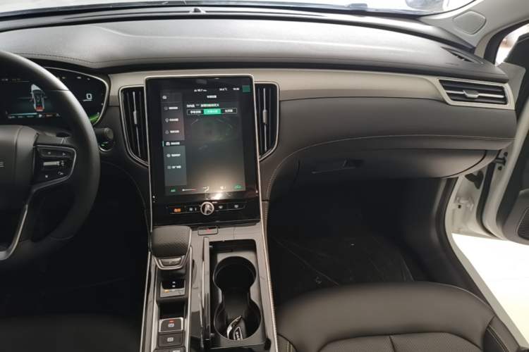 Used Roewe i6 MAX New Energy 2023 EV 500 Grand Touring Edition for Key Clients Audio And AC Panel