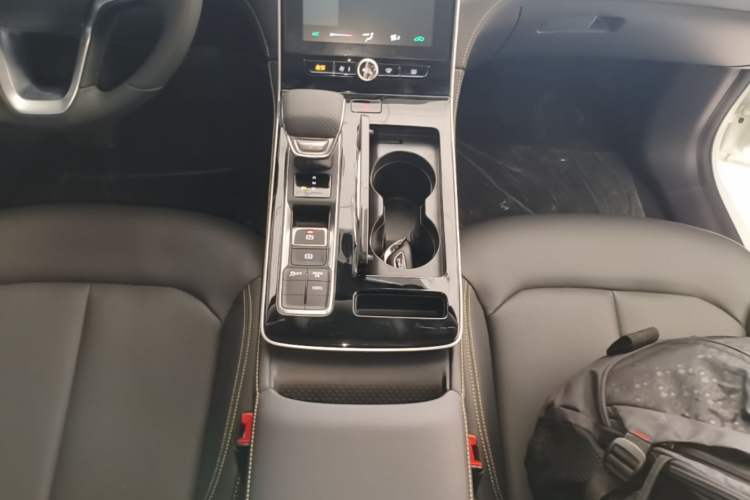 Used Roewe i6 MAX New Energy 2023 EV 500 Grand Touring Edition for Key Clients Gear Lever