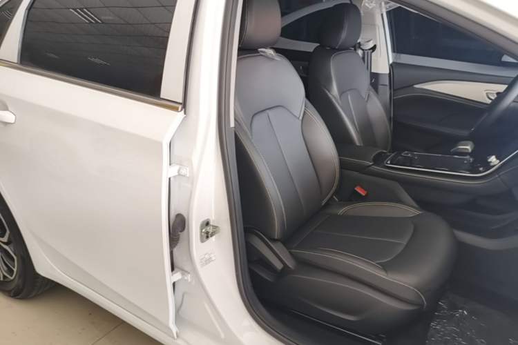 Used Roewe i6 MAX New Energy 2023 EV 500 Grand Touring Edition for Key Clients Right Front Seat