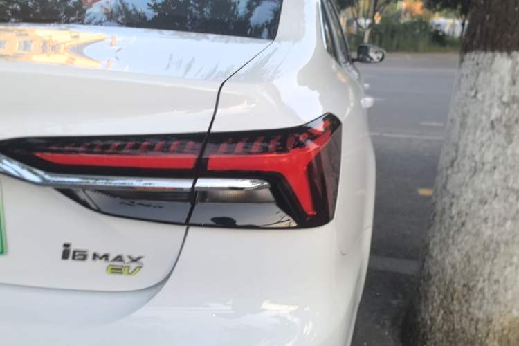 Used Roewe i6 MAX New Energy 2023 EV 420 Skyroof Special Edition Right Rear Taillight