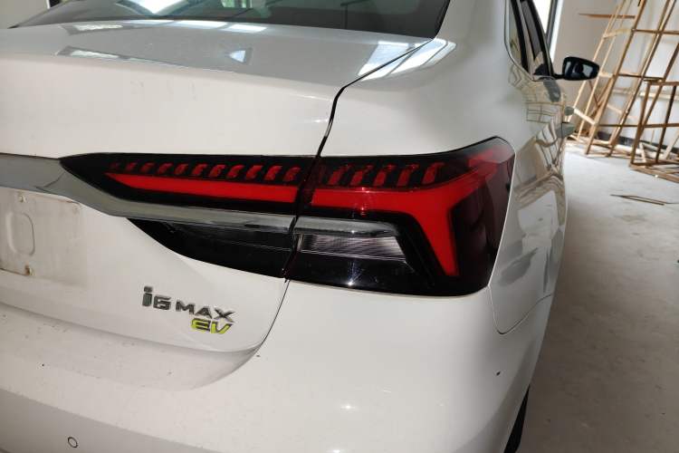 Used Roewe i6 MAX New Energy 2023 EV 420 Skyroof Special Edition Right Rear Taillight