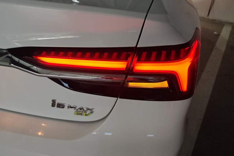 Used Roewe i6 MAX New Energy 2023 EV 420 Skyroof Special Edition Right Rear Taillight