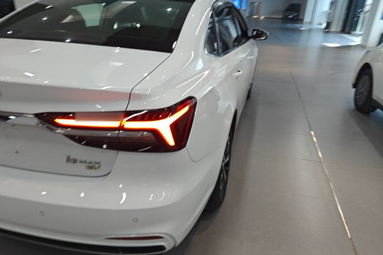 Used Roewe i6 MAX New Energy 2023 EV 420 Skyroof Special Edition Right Rear Taillight