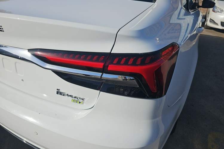Used Roewe i6 MAX New Energy 2023 EV 420 Skyroof Special Edition Right Rear Taillight