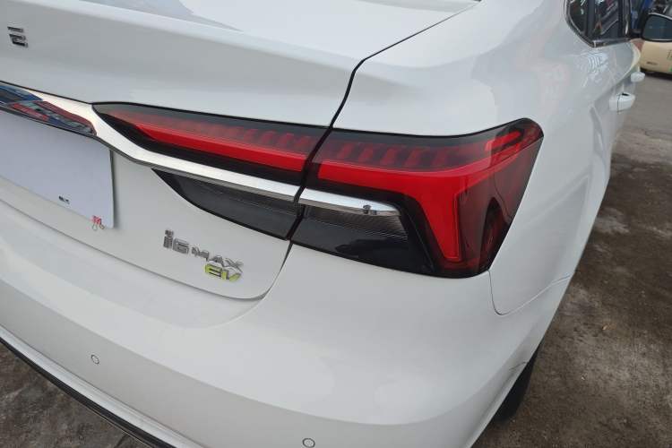 Used Roewe i6 MAX New Energy 2023 EV 420 Skyroof Special Edition Right Rear Taillight