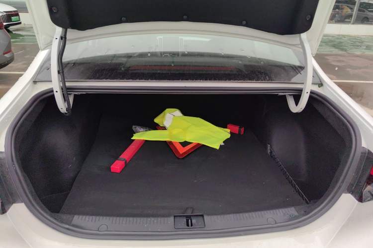 Used Roewe i6 MAX New Energy 2023 EV 420 Skyroof Special Edition Trunk