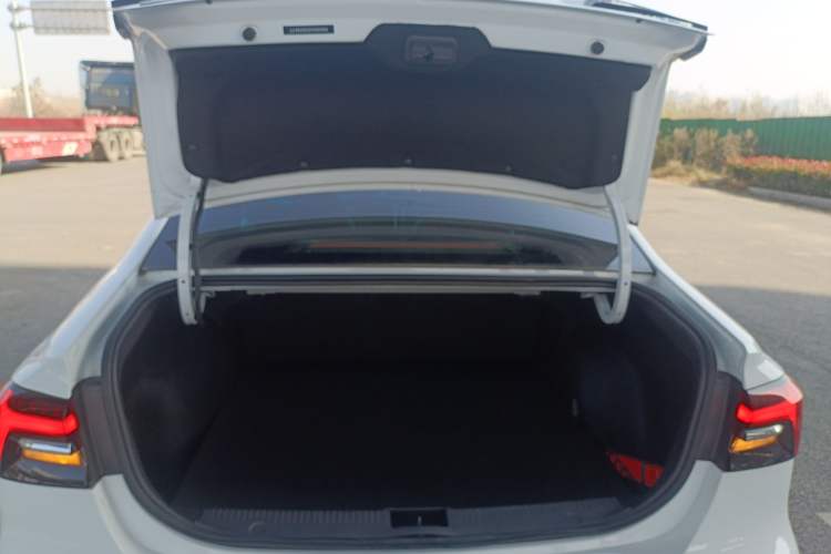 Used Roewe i6 MAX New Energy 2023 EV 420 Skyroof Special Edition Trunk