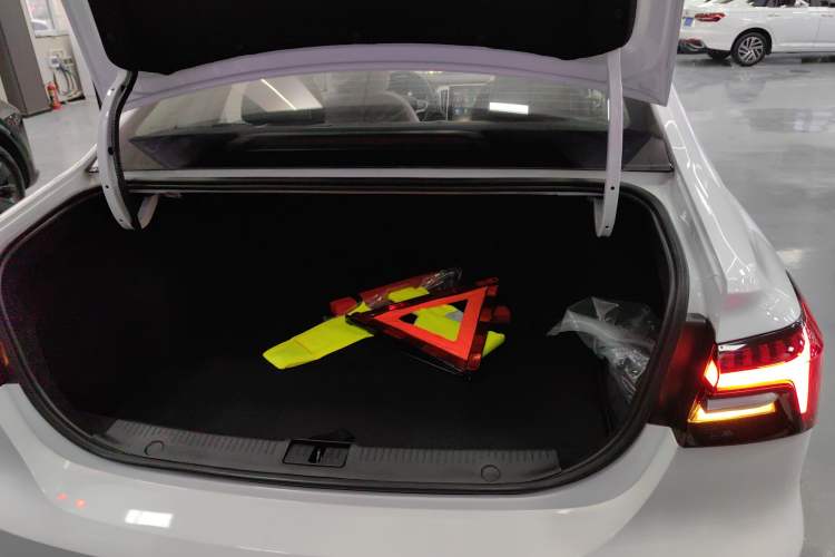Used Roewe i6 MAX New Energy 2023 EV 420 Skyroof Special Edition Trunk