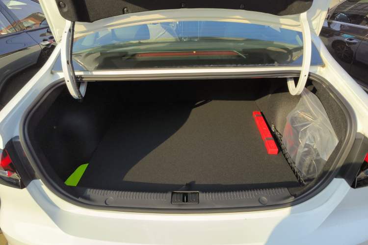 Used Roewe i6 MAX New Energy 2023 EV 420 Skyroof Special Edition Trunk