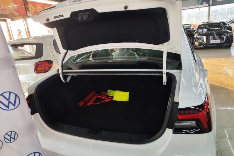 Used Roewe i6 MAX New Energy 2023 EV 420 Skyroof Special Edition Trunk