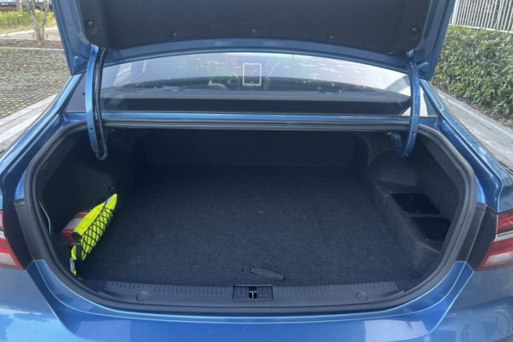 Used Roewe i6 New Energy 2017 45T Hybrid Connect & Smart Enjoyment Edition Trunk
