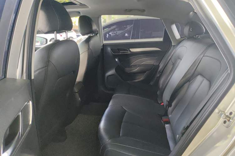 Used Roewe i6 New Energy 2017 45T Hybrid Connect & Smart Enjoyment Edition Interior 2