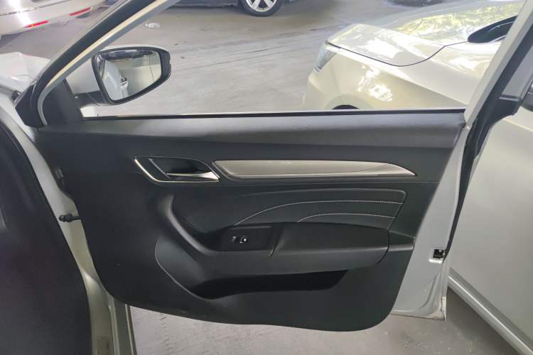 Used Roewe i6 New Energy 2017 45T Hybrid Connect & Smart Enjoyment Edition Interior 3