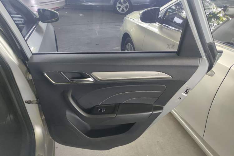 Used Roewe i6 New Energy 2017 45T Hybrid Connect & Smart Enjoyment Edition Interior 4