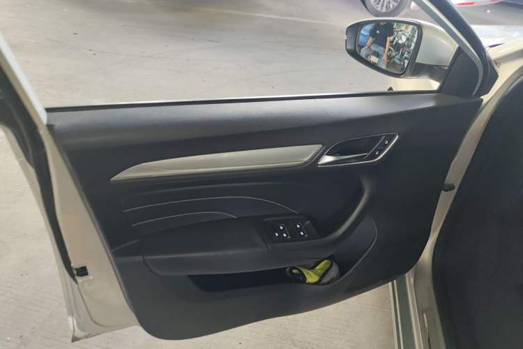 Used Roewe i6 New Energy 2017 45T Hybrid Connect & Smart Enjoyment Edition Interior 5