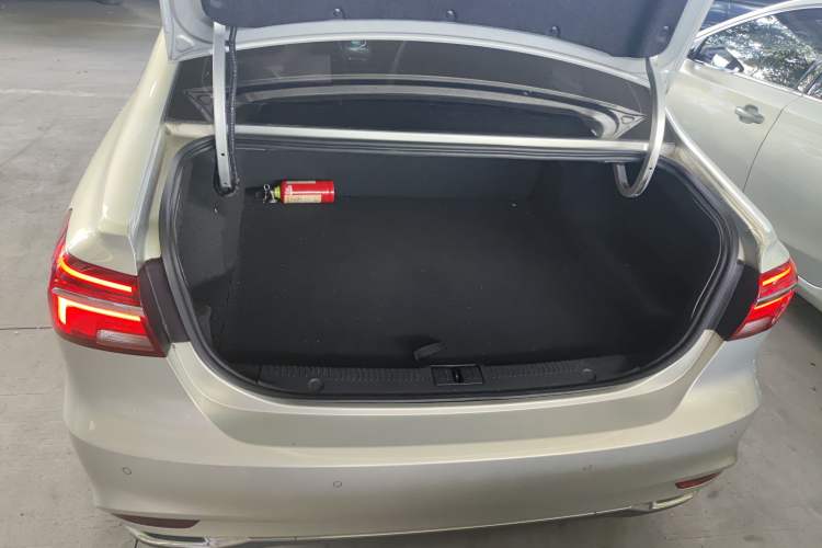 Used Roewe i6 New Energy 2017 45T Hybrid Connect & Smart Enjoyment Edition Trunk