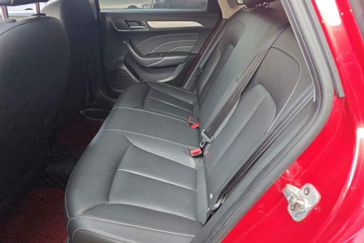 Used Roewe i6 New Energy 2017 45T Hybrid Connect & Smart Enjoyment Edition Interior 4