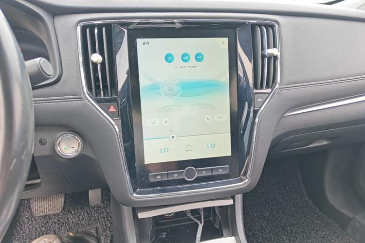 Used Roewe i6 New Energy 2017 45T Hybrid Connective Smart Luxury Edition Audio And AC Panel