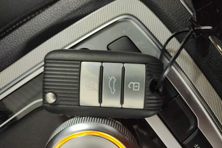 Used Roewe i6 New Energy 2017 45T Hybrid Connect & Smart Enjoyment Edition Interior 1