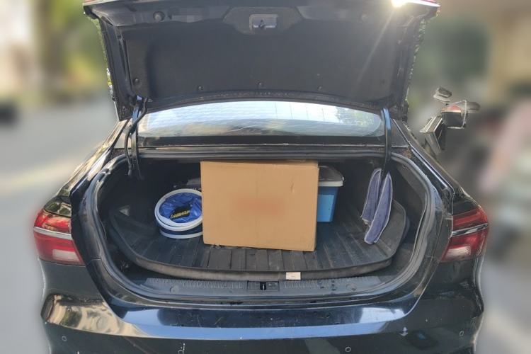 Used Roewe i6 New Energy 2017 45T Hybrid Connect & Smart Enjoyment Edition Trunk