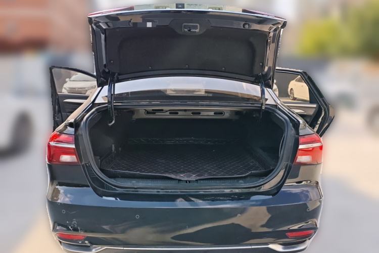 Used Roewe i6 New Energy 2017 45T Hybrid Connect & Smart Enjoyment Edition Trunk