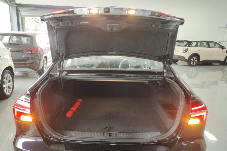 Used Roewe i6 New Energy 2017 45T Hybrid Connect & Smart Enjoyment Edition Trunk