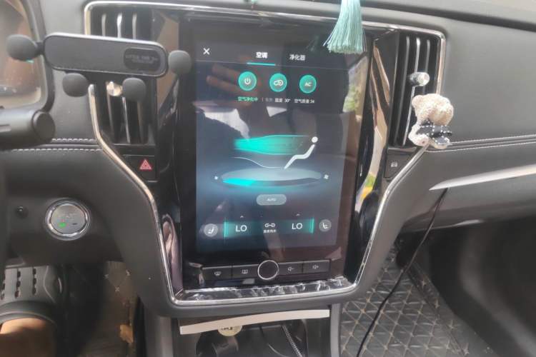 Used Roewe i6 New Energy 2017 45T Hybrid Connective Smart Luxury Edition Audio And AC Panel