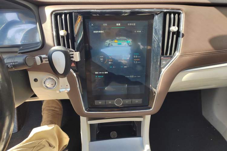 Used Roewe i6 New Energy 2017 45T Hybrid Connective Smart Luxury Edition Audio And AC Panel