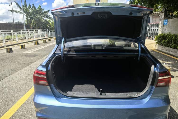 Used Roewe i6 New Energy 2017 45T Hybrid Connect & Smart Enjoyment Edition Trunk