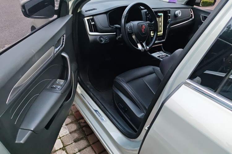 Used Roewe i6 New Energy 2017 45T Hybrid Connect & Smart Enjoyment Edition Interior 3