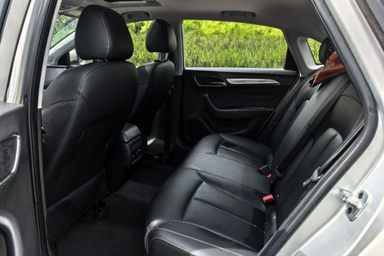 Used Roewe i6 New Energy 2017 45T Hybrid Connect & Smart Enjoyment Edition Interior 5