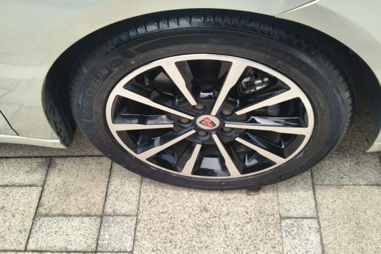 Used Roewe i6 New Energy 2017 45T Hybrid Connective Smart Luxury Edition Right Front Wheel Hub