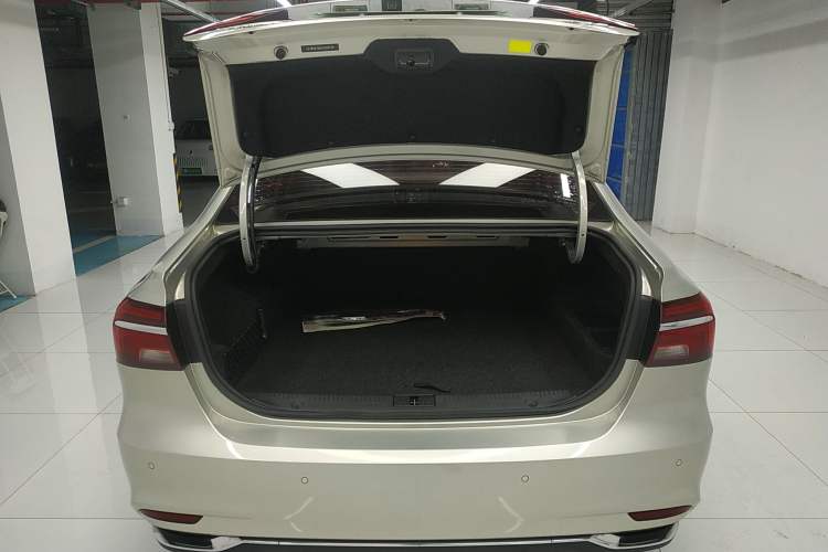Used Roewe i6 New Energy 2017 45T Hybrid Connect & Smart Enjoyment Edition Trunk
