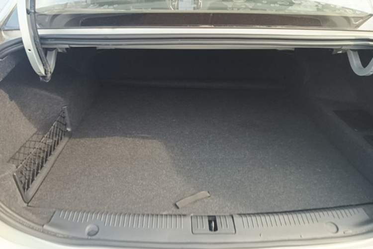 Used Roewe i6 New Energy 2017 45T Hybrid Connect & Smart Enjoyment Edition Trunk