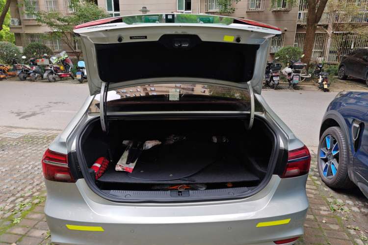 Used Roewe i6 New Energy 2017 45T Hybrid Connect & Smart Enjoyment Edition Trunk