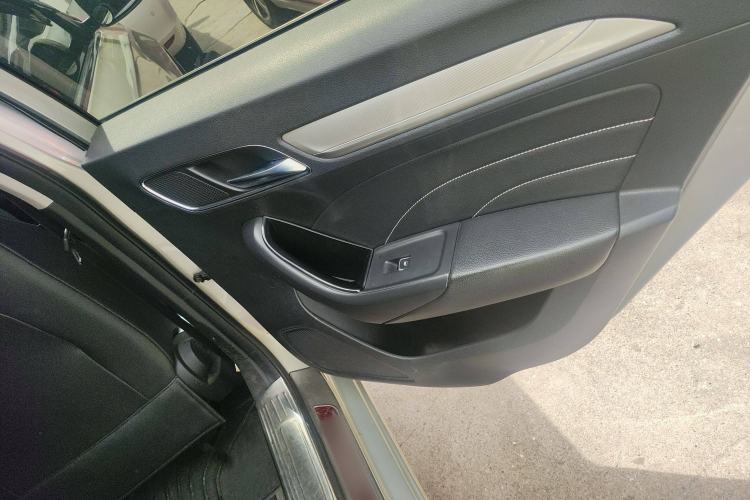 Used Roewe i6 New Energy 2017 45T Hybrid Connect & Smart Enjoyment Edition Interior 6
