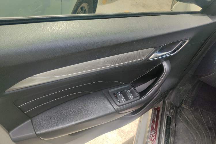 Used Roewe i6 New Energy 2017 45T Hybrid Connect & Smart Enjoyment Edition Interior 7