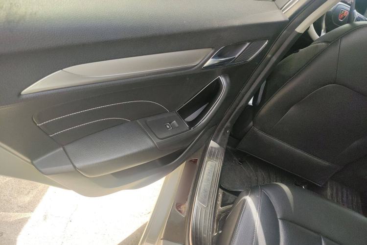 Used Roewe i6 New Energy 2017 45T Hybrid Connect & Smart Enjoyment Edition Interior 8