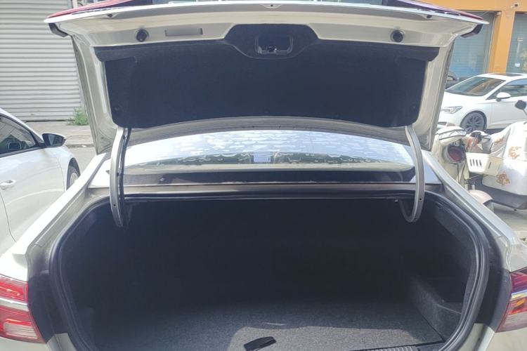 Used Roewe i6 New Energy 2017 45T Hybrid Connect & Smart Enjoyment Edition Trunk