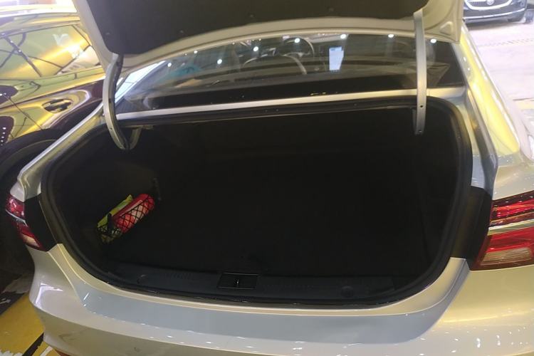 Used Roewe i6 New Energy 2017 45T Hybrid Connect & Smart Enjoyment Edition Trunk